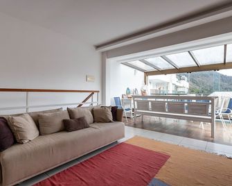 Cobertura com churrasqueira no Centro de Itaipava - Itaipava - Living room
