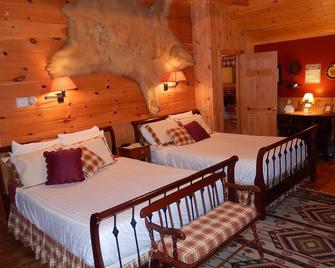 Spacious Suite with fireplace at Adirondack Waterfront Inn - Saranac Lake - Bedroom