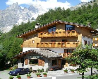 Hotel Chalet Joli - Courmayeur - Building