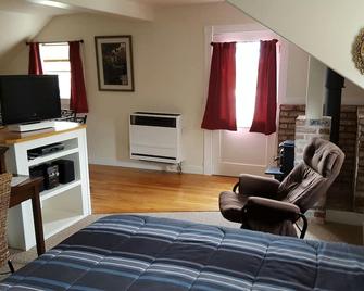 Peaceful View Vacation Rental - Ferndale - Living room