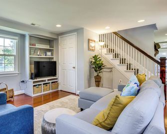 Tilghman Island Retreat By Knapps Narrows! - Tilghman - Living room