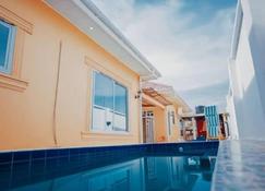 Heavenly Apheartment With Backyard Swimming Pool - Dodoma - Pool