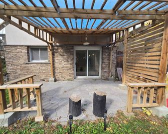 Private Guest House- Walkout Basement - Aurora