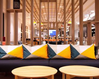 Holiday Inn Express DÜsseldorf Airport By IHG - Düsseldorf - Lounge