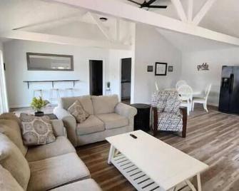 Modern Waterfront Apt Lake White - Waverly - Living room