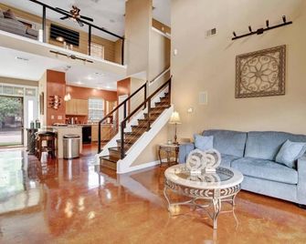 Relax with the whole family at this peaceful place to stay. - Memphis - Living room