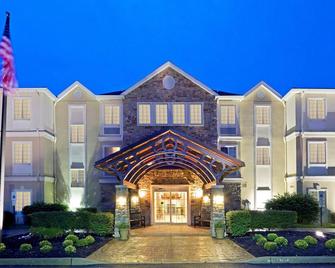 King Suite. Delicious Free Breakfast. Outdoor Pool. Only 20 Min to Princeton. - Cranbury - Building