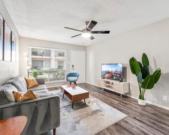 Soco 2BR Comfy Suite w Pool King bed Fast Wifi - Austin - Living room