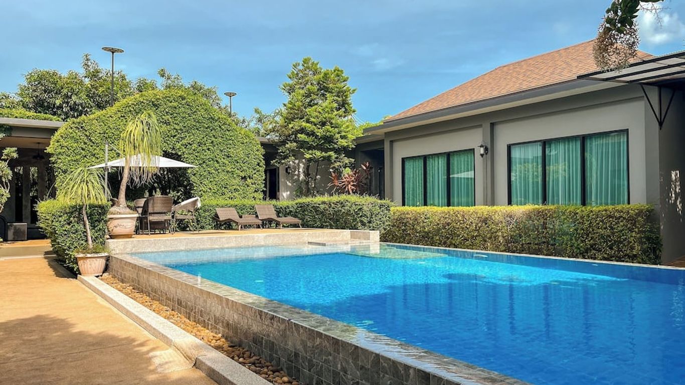 BaanMee Phuket near Chalong Pier