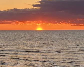Sandycabins Duplex Beach House - Garden Side Cabin - Port Austin - Beach