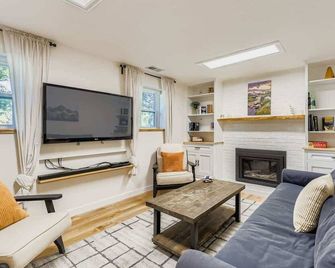 Stylish 3bdr Louisville Gem W/ Private Yard - Louisville - Wohnzimmer