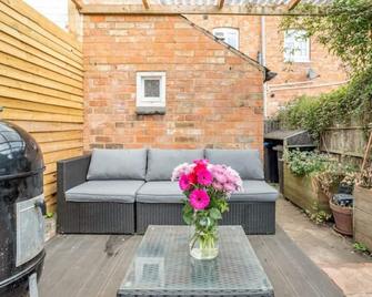 Duck Terrace with Gym Duckling Stays - Market Harborough - Patio