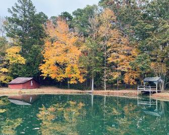 Amazing 2BR/2BA Farmhouse on 4 acres with a large pond. 4 beds total - Hurdle Mills - Pool