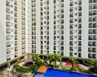 Cozy Living Studio Room at Cinere Resort Apartment By Travelio - Depok - Bâtiment