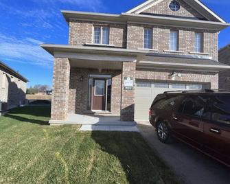 New 4- Bedroom home in quiet neighborhood - Tillsonburg - Building