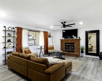 Sky Harbor House - Centrally Located withHot Tub home - Yucca Valley - Obývací pokoj