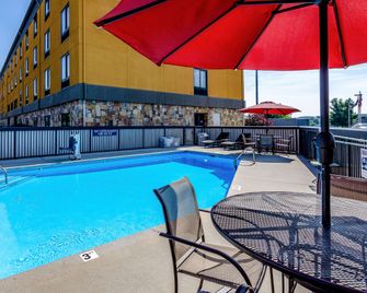 Quality Inn & Suites Abingdon - Abingdon - Pool