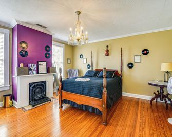 Historic Manor with Screened Porch in Elizabeth City - Elizabeth City