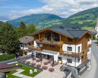 Herz3 Hotel Bar Restaurant Trattoria - Hollersbach im Pinzgau - Gebouw