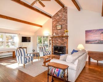 13325 - Stellar Wellfleet Home with Vaulted Ceilings Dogs Welcome with New AC System - Wellfleet - Living room