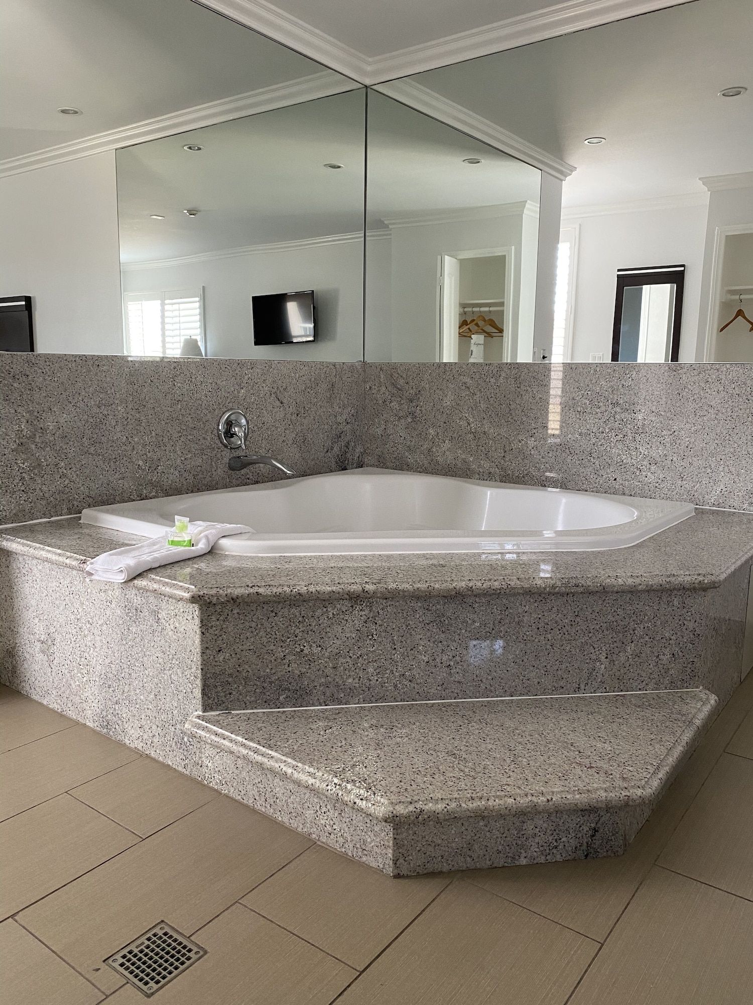 Ocean Surf Inn & Suites - Huntington Beach