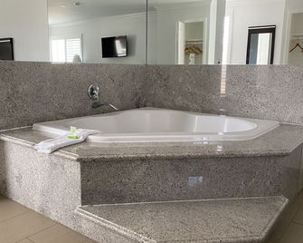 Ocean Surf Inn & Suites - Huntington Beach