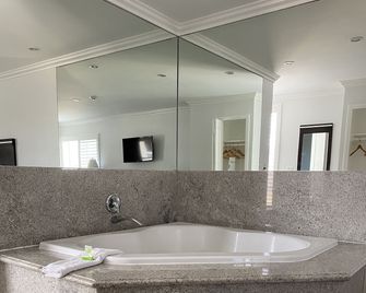 Ocean Surf Inn & Suites - Huntington Beach