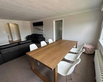 2 Bedroom Apartment steps to downtown Burlington and waterfront. - Burlington - Dining room