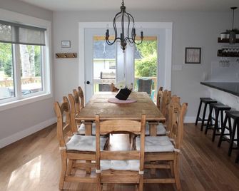 4-bedroom house in Stanhope - walk to the beach! - York - Dining room