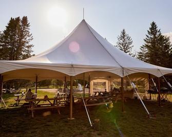 Hôtel Uniq - Domaine Saint-Bernard - Mont-Tremblant - Patio