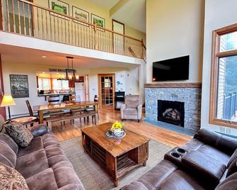 C13 Beautiful Bretton Woods ski in ski out townhouse Pool gym passes - Carroll - Obývací pokoj