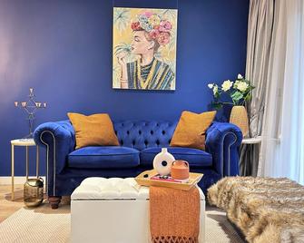 Modern clean apartment with gym & rooftop - London - Living room