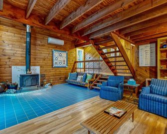 Centrally located Island getaway with bike path access, patio, W/D, & games - Edgartown - Living room