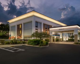 Hampton Inn Naples-I-75 - Naples - Building