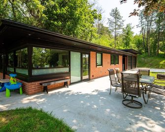 Amazing Lake Wisconsin Views!!! Newly Remodeled Cottage With Modern Amenities! - Lodi - Patio