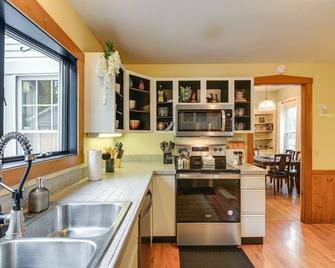Charming Bangor Home with Deck Less Than 1 Mi to Downtown - Bangor - Cuina