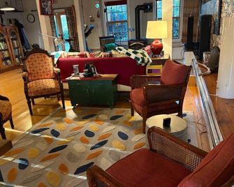 Artist's Retreat: Farm Stay with Gas Fireplace, Sauna, and Saltwater Hot Tub - Rhinebeck - Lounge