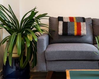Garden City Suite: Perfect Location & Comfort - Victoria - Wohnzimmer