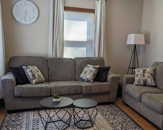 Cozy fully furnished house - Oshkosh - Вітальня