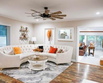 The Palace on Charles is the perfect vacation getaway. - Logan - Living room