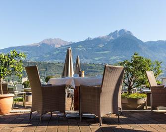 Bio & Wellnesshotel Pazeider - Healing Garden above Meran - מראנו - פטיו