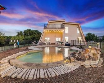 Modern Home - 1 Acre Lot w Pool Patios Jacuzzi - Denton - Piscina