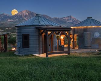 Macy's Muse Log Cabin - Paonia - Edificio