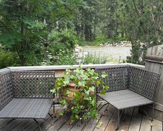Cozy West Bragg Guest House - Bragg Creek - Patio