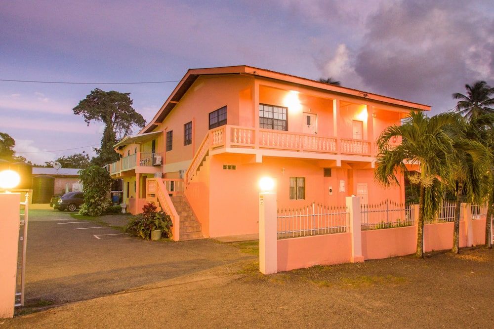 Lesville Tobago - คราวน์ พอยน์ - อาคาร