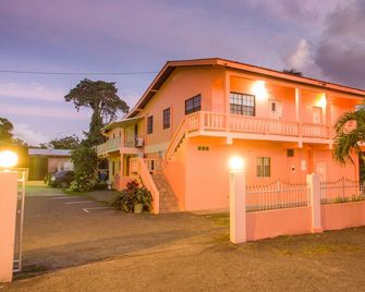 Lesville Tobago - คราวน์ พอยน์ - อาคาร