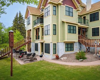 The Inn at Croftville Road Cottages #6. On the Shore of Lake Superior. - Grand Marais - Building