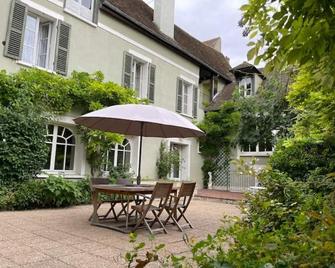 Magnificent Charming Residence by the Water, Less than 1 Hour from Paris - Dreux - Restauracja