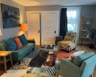 Dreamweaver — 1BR 1BA just two blocks from the downtown walking mall - Stephens City - Living room