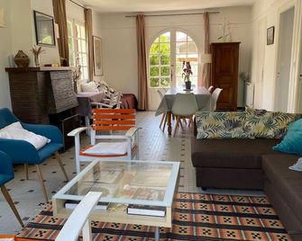 Pretty quiet villa not overlooked 700m from the beach and market, large garden - Vendays-Montalivet - Salon